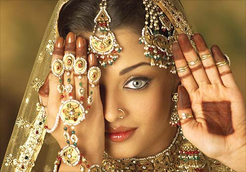 Aishwarya Rai in Umrao Jaan Check out the beautiful Maang Teeka and 